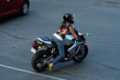 एक मोटरसाइकिल ड्राइविंग लड़की