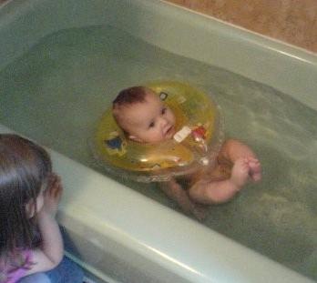 बच्चे को स्नान करना पूरे परिवार के लिए मजेदार है