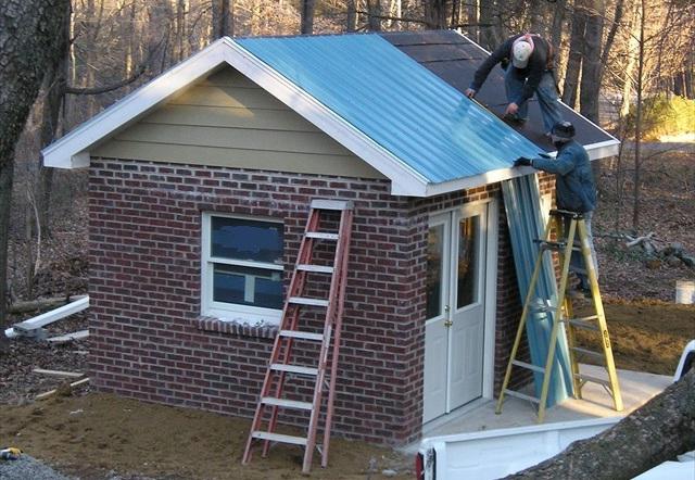 नालीदार बोर्ड के साथ छत को कैसे कवर किया जाए: प्रक्रिया की विशेषताएं