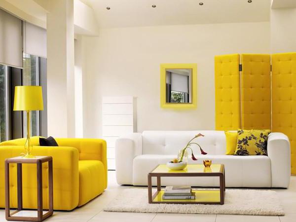 लिविंग रूम के इंटीरियर में पीला रंग 